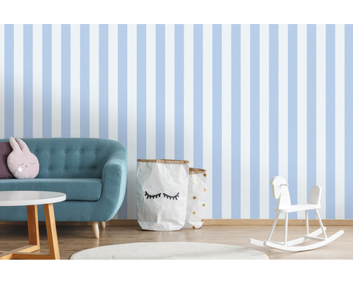 Barnrum med randig tapet, soffa, bord, leksaker och förvaringssäckar