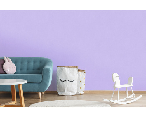 Barnrum med soffa, bord, leksaker och dekoration mot en vägg