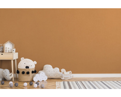 Barnrum med trägolv, leksaker och en vägg i en varm ton