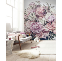 Vardagsrum med blommig fototapet, soffa och matta