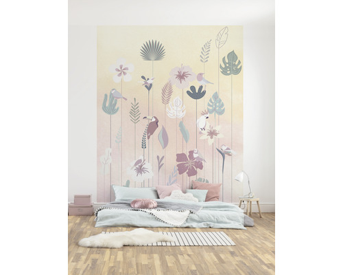 Sovrum med fototapet med blommönster och fågelmotiv.