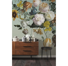Väggdekoration med blommönster, skänk med lådor och pall