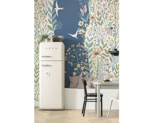 Kök med Smeg kylskåp och blommig tapet