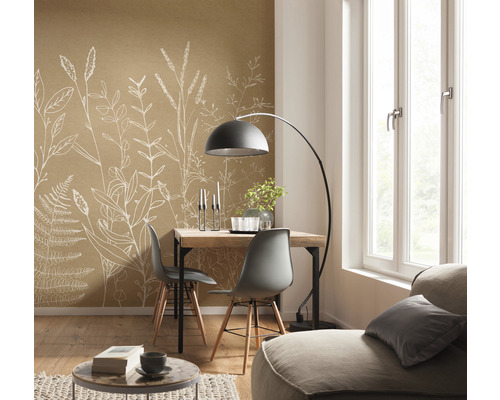 Ljust rum med matbord, stolar, golvlampa och brun tapet med växtmotiv