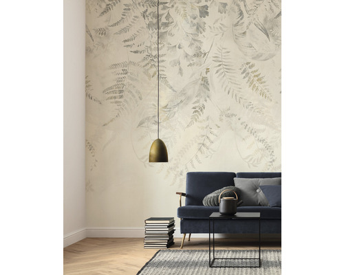 Vardagsrum med fototapet med växtmotiv, soffa, bord och lampa