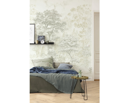 Sovrum med mönstrad tapet, säng och sängbord