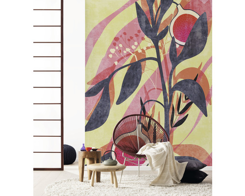 Vardagsrum med mönstrad tapet, fåtölj och sidobord