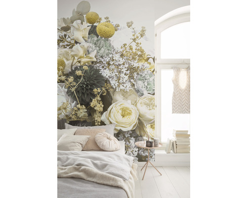 Sovrum med fototapet med blommönster, säng och sidobord.