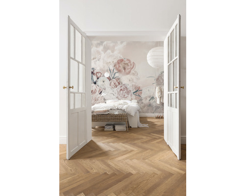 Sovrum med blommönstrad tapet och öppen dörr