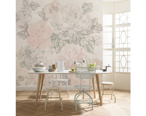 Matsal med bord, stolar och tapet med blommönster