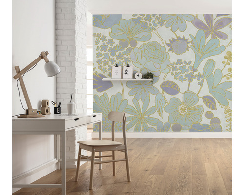 Ett rum med ett skrivbord, en stol och en blommig tapet.