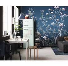 Vardagsrum med kylskåp, matbord och tapet med blommönster
