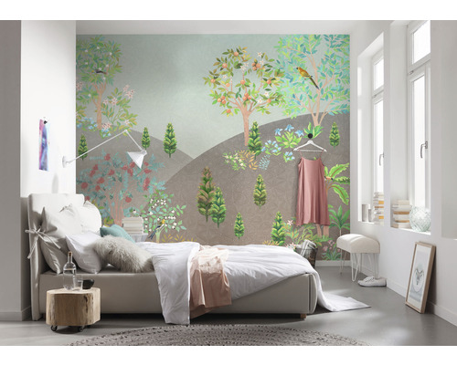 Sovrum med säng och fototapet med trädgårdsmotiv