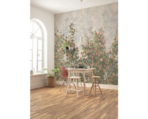 Matsal med matbord, stolar och väggtapet med rosmotiv.