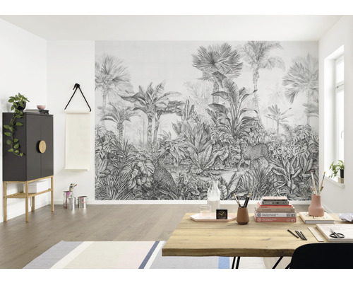 Vardagsrum med en fototapet med djungeltema, med palmer och leoparder.