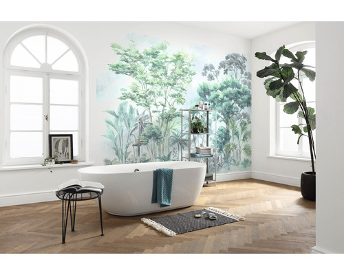 Badrum med badkar, hylla, pall, matta, krukväxt och en tapet med djungelmotiv