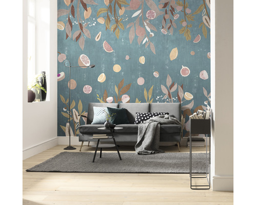 Vardagsrum med en väggbeklädnad med blad och citrusfrukter