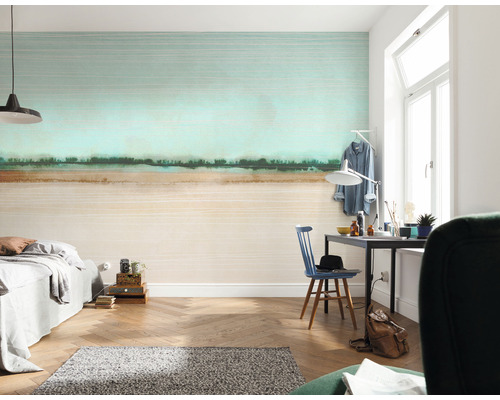 Vardagsrum med mönstrad tapet, säng och skrivbord