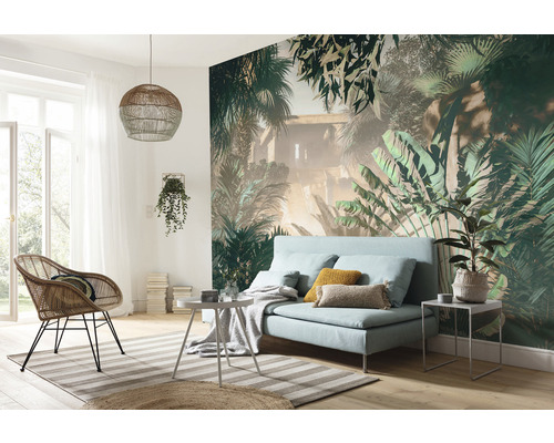 Vardagsrum med fototapet, soffa, fåtölj, matta och sidobord.