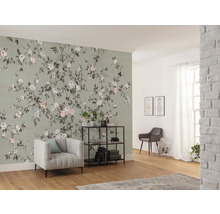 Vardagsrum med blommönstrad tapet, fåtölj, hylla och stol