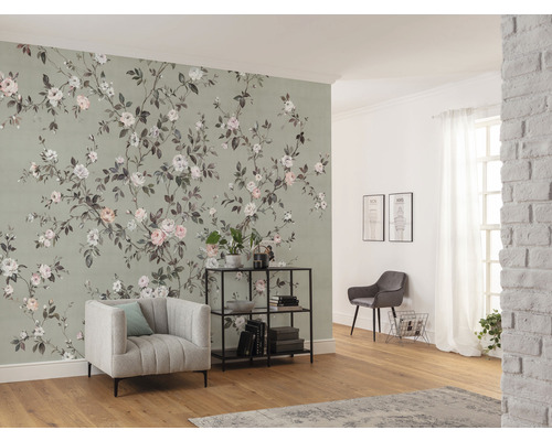 Vardagsrum med blommönstrad tapet, fåtölj, hylla och stol