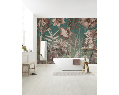 Badrum med fristående badkar och tapet med blommönster