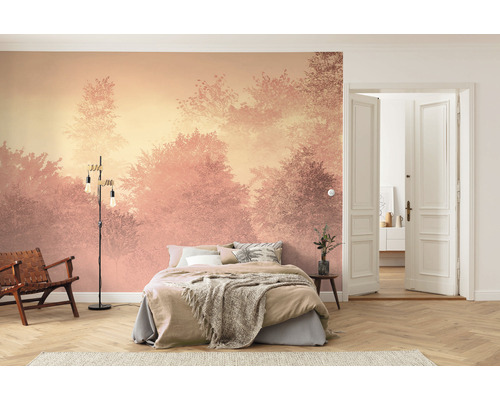 Sovrum med fototapet med skogsmotiv, säng och lampa