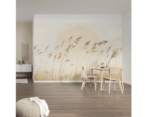 Vardagsrum med fototapet, bord och stolar