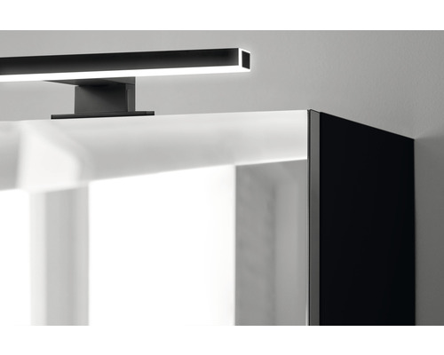 Detaljbild av spegelskåp med LED-belysning