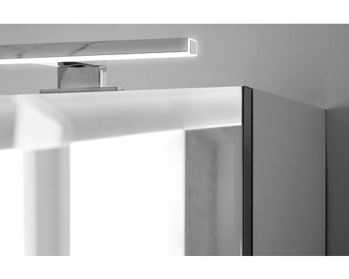 Närbild av ett badrumsskåp med belysning