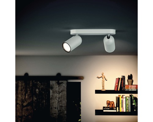 Taklampa med två spotlights i ett vardagsrum