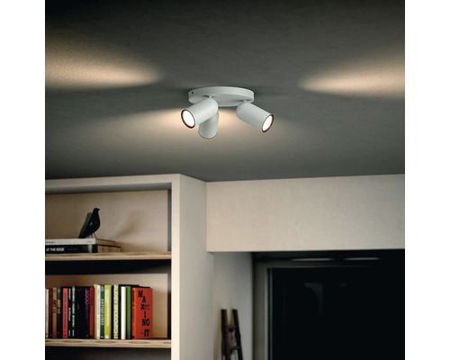 Taklampa med tre spotlights i vardagsrummet