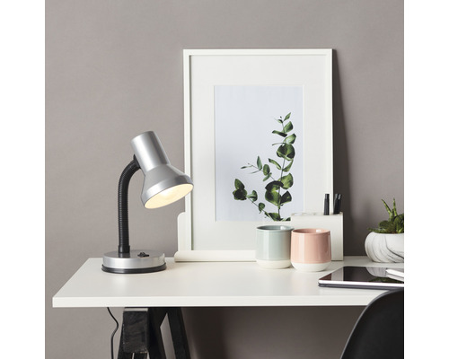 Skrivbord med skrivbordslampa, bildram och dekoration