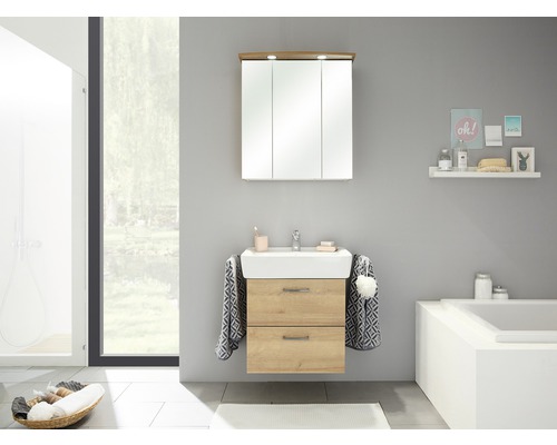 Modernt badrum med tvättställsskåp, spegelskåp och badkar