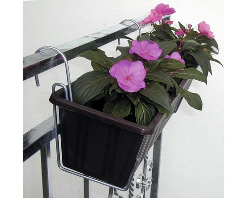 Blomlåda med fäste monterat på räcke