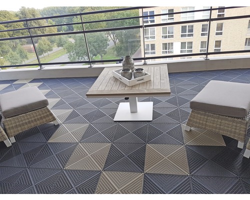 Terrass med golvplattor, bord och sittplatser