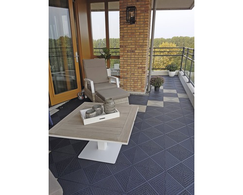 Balkong med trädgårdsmöbler och golvplattor