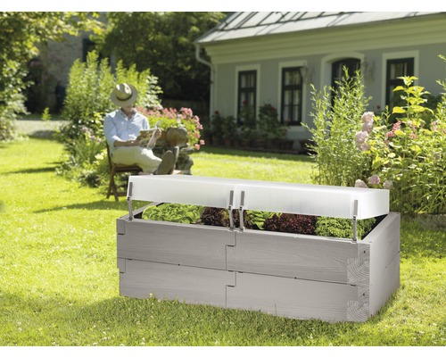 Träpallkrage med drivbänk i trädgården