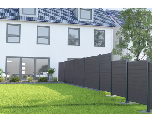 Trädgårdsvy med insynsskydd och husfasad