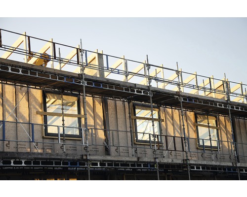 Grov konstruktion med byggnadsställning och fönster