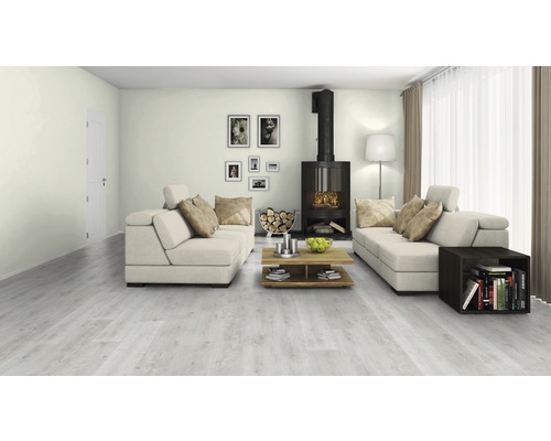 Ljust vardagsrum med soffa, öppen spis och trägolv