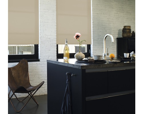 Modernt kök med fönster och rullgardiner