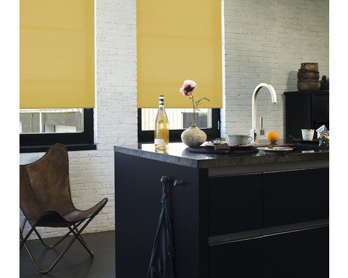 Ljust kök med gula rullgardiner för fönstren