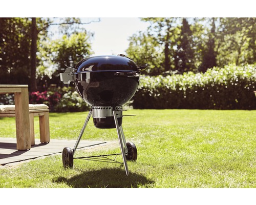 Grill på en gräsmatta i trädgården