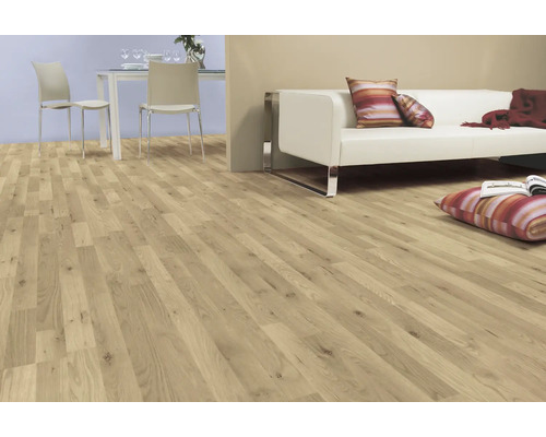 Ljust vardagsrum med laminatgolv, soffa och matbord