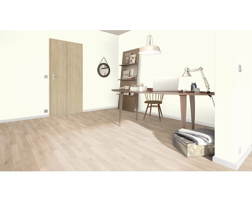 Ljust rum med trägolv, skrivbord och dörr