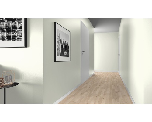 Ljus hall med två inramade bilder på väggen och trägolv