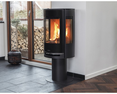 Vedeldad kamin i ett vardagsrum