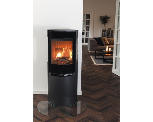 Braskamin i vardagsrum med brinnande ved