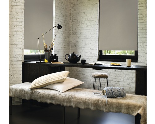 Ljust rum med rullgardiner, skrivbord, bänk och dekorativa element